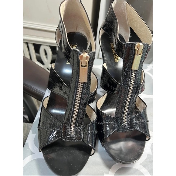Michael Kors Sz 10 Black Patent Leather T Strap Heels Sandals Gold Zip Front - Picture 6 of 13